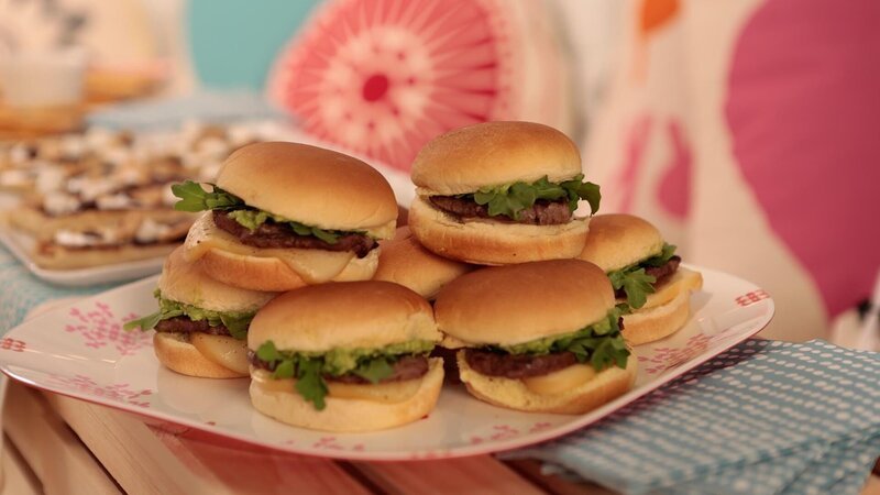 In this episode of Food Network’s Giada Entertains, host Giada De Laurentiis throws a sleepover party for her daughter, Jade, and her friends. She transforms her living room into the ultimate blanket fort adorned mit sleeping bags und macht gesunde, kinderlieblinge Camp-Stil Essen wie Green Grape Slushies, Parmesan Crisps mit Red Pepper Mayonnaise, Steak und Avocado Buns und S’mores Pizzettes. – Bild: Television Food Network, G.P.