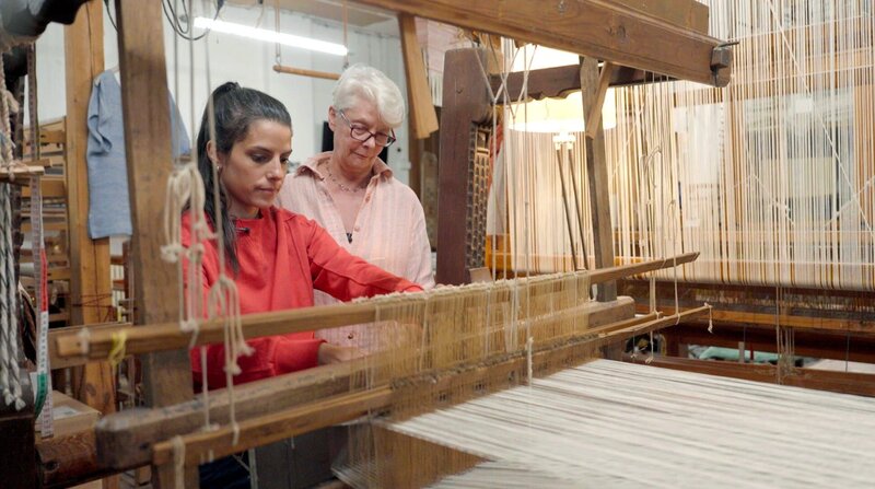 Im brandenburgischen Geltow erfährt Clarissa wie Stoffe auf 300 Jahre alten Webstühlen hergestellt wurden. Ein lebendiges Museum, denn hier wird immer noch produziert. – Bild: Radio Bremen/​Marina Schnieders