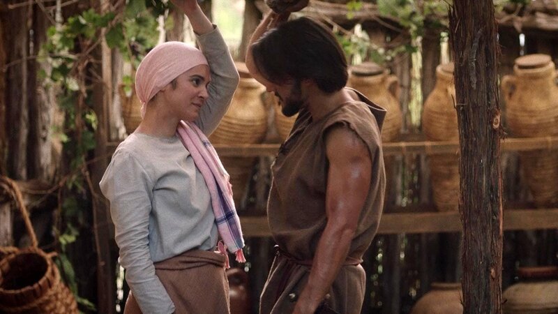 (v.l.) Eden, Simons Ehefrau (Lara Silva), Simon Petrus (Shahar Isaac) Verwendung nur in Verbindung mit der Programmkommunikation. Jede andere Nutzung ist untersagt. – Bild: Bibel TV