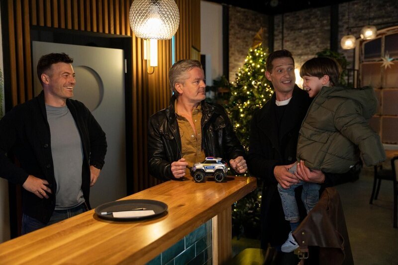 Ben (Jörg Rohde, l.), Deniz (Igor Dolgatschew, 2.v.r.) und Nils (r.) stehen überrascht ihrem alten Freund Ingo (André Dietz) gegenüber. – Bild: Foto: RTL /​ Julia Carola Pohle