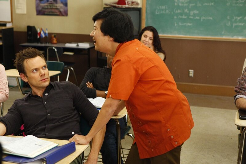 Weil er im Spanischkurs ein kleines Nickerchen gemacht hat, zieht sich Jeff (Joel McHale, l.) den Ärger von Senor Chang (Ken Jeong, r.) zu … – Bild: CPT Holdings, Inc. All Rights Reserved. Lizenzbild frei