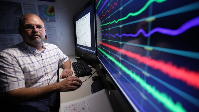 Geologist, Scott Ausbrooks, analyzes real-time seismic data. – Bild: NGC /​ National Geographic Channels/​Max