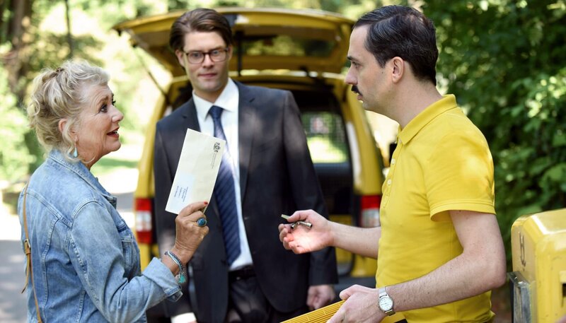 Erben oder nicht? Fanny (Jutta Speidel) ringt bis zur letzten Minute mit sich. Anwalt Tristan Hackenbusch (Johann David Talinski) schaut zu, wie sie den Postboten (Patrick Finger) austrickst, um ihr Schreiben an das Gericht zurück zu bekommen. – Bild: ARD Degeto, Barbara Bauriedl