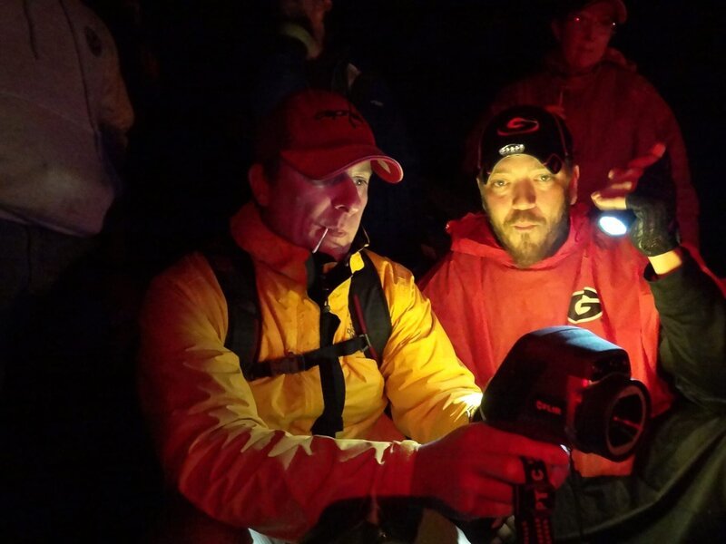 Scott Thomas De Graw und Jeff testen ihre Infrarotkamera, während sie sich auf eine Nacht der Beobachtung vorbereiten. – Bild: National Geographic Channels