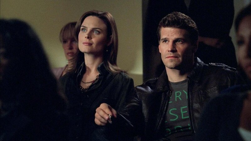 Die im Meer gefundene Leiche war die Pastorin einer kleinen Enklave am Meer. Brennan (Emily Deschanel) und Booth (David Boreanaz) beginnen dort mit ihren Ermittlungen. – Bild: RTL