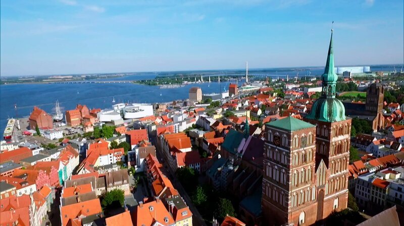 Stockholm oder Stralsund, Danzig oder Riga oder vielleicht Rostock: Welche Stadt ist die beliebteste an der Ostsee? Zwanzig besonders attraktive stellt der Film vor. – Blick auf Stralsund – Bild: rbb