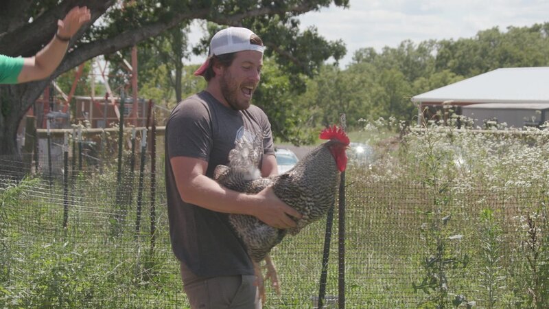 Chris McKernan holding rooster rescue, Roy. – Bild: Animal Planet /​ Discovery Communications, LLC
