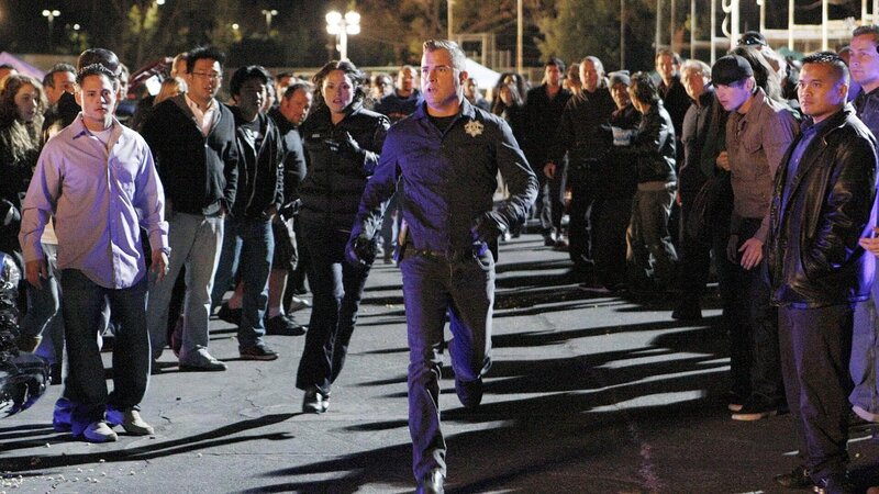 Bei einem Straßenrennen, das Nick (George Eads, Mi.) und Sara (Jorja Fox, Mi.li.) im Rahmen ihrer Ermittlungen im Todesfall eines Studenten aufsuchen, kommt es zu einem Zwischenfall … – Bild: MG RTL D /​ CBS