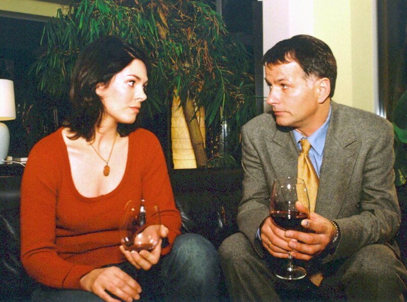 MDR Fernsehen IN ALLER FREUNDSCHAFT FOLGE 173, „Die eigenen vier Wände“. Elena Eichhorn (Cheryl Shepard) möchte die Behandlung eines kleinen Mädchens nicht fortsetzen. Zu schmerzhaft ist ihre Erinnerung an ihren verstorbenen Sohn. Roland (Thomas Rühmann) weiß, wie es ist, ein Kind zu verlieren. – Bild: MDR/​Krajewski