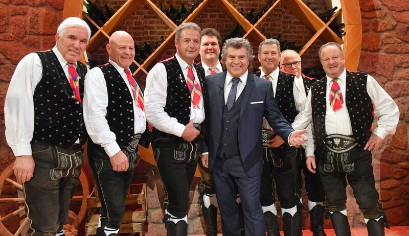 Andy Borg (Mitte) mit allen den Kastelruther Spatzen. – Bild: SWR/​Kimmig/​Kerstin Joensson