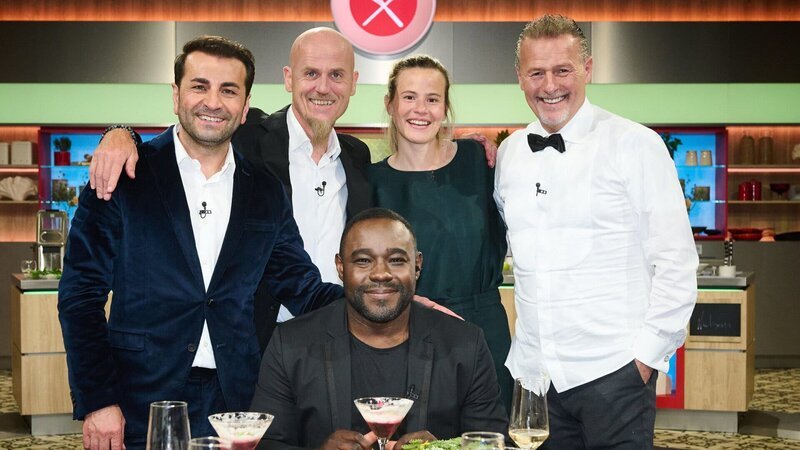 Gruppenfoto von links: Die Profiköche Ali Güngörmü?, Ralf Zacherl, Nelson Müller, Milena Broger und Karlheinz Hauser. – Bild: ZDF und Gunnar Nicolaus
