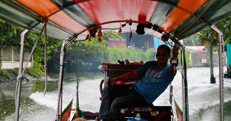 Wer dem Fluss Chao Phraya folgt, entdeckt ein weit gefächertes Netzwerk an Kanälen, das ganz Bangkok durchzieht. – Bild: ZDF und Clermont Fu