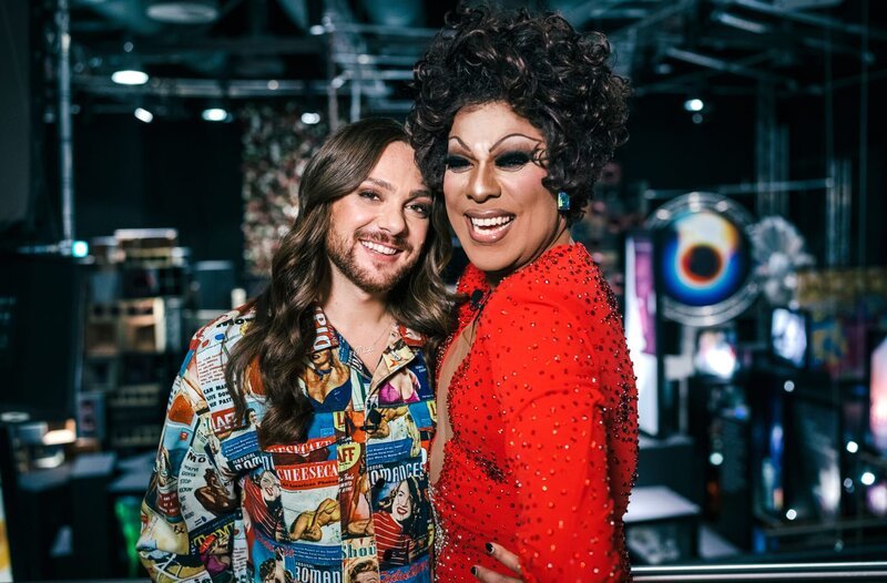 Riccardo Simonetti (l) trifft Catherrine Leclery, Drag Queen, die für ihre legendäre Whitney Houston Performance berühmt ist. – Bild: WDR/​Ben Knabe
