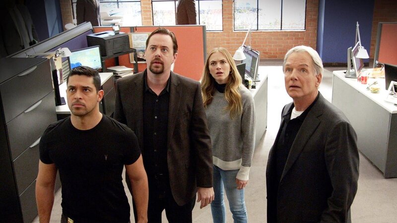 L-R: Nick Torres (Wilmer Valderrama), Timothy McGee (Sean Murray),  Ellie Bishop (Emily Wickersham), Leroy Jethro Gibbs (Mark Harmon) – Bild: CBS Broadcasting Inc.