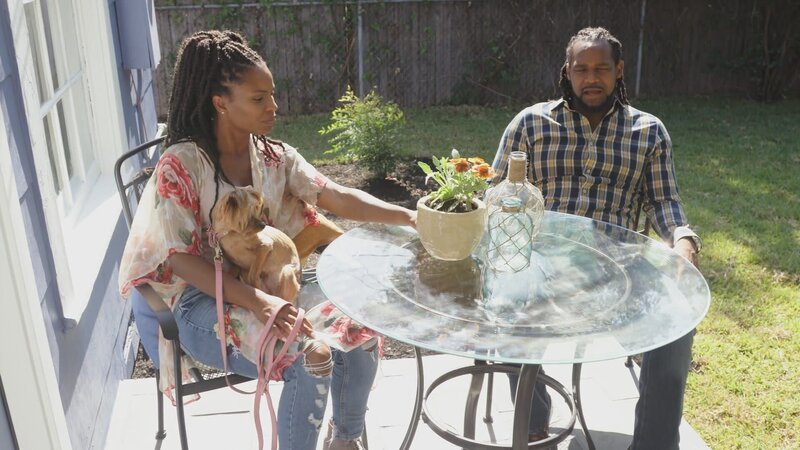 Andy und Ashley nehmen es mit einem charmanten Cottage im begehrten Viertel Arlington Heights auf. Auf den ersten Blick wirkt das Haus gut in Schuss und die beiden sind sich einem guten Gewinn sicher. Doch sie stoßen auf ungelöste Probleme im Fundament des Hauses. Die Renovierung wird teuer. – Bild: HGTV