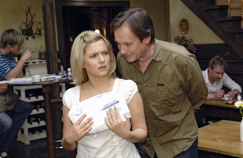 Anna versucht vergeblich, sich gegen die Schikanen ihres Stiefvaters Armin zur Wehr zu setzen. – Bild: SAT.1 /​ Claudius Pflug