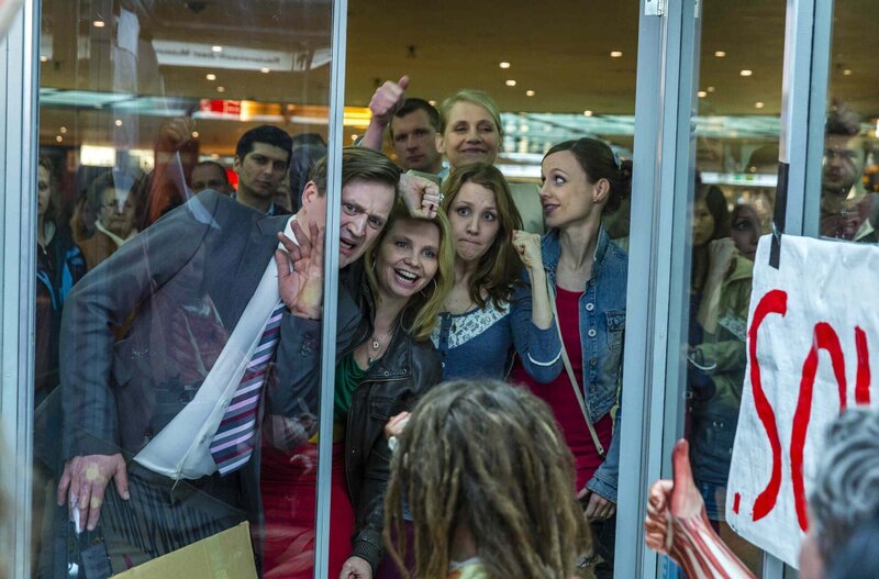 Während Richter Wenzel (Jörg Pose, l.) am Verzweifeln ist, sind Danni (Annette Frier, 2.v.l.), Bea (Nadja Becker, r.), Frau Bose (Alexandra von Schwerin, hinten r.) und Wiebke (Nikola Kastner, 2.v.r.) stolz auf Nils, Orkan, Hashtag und Theofanis. – Bild: SAT.1 /​ Frank Dicks Eigenproduktionsbild frei