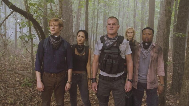MacGyver (Lucas Till, l.) versucht, mit Riley (Tristin Mays, 2. v. l.), Jack (George Eads, M.), Cage (Isabel Lucas, 2.v.r.) und Bozer (Justin Hires, r.) einen Großbrand in einem nigerianischen Dorf zu löschen, das von gefährlichen Rebellen gelegt wurde. – Bild: CBS Broadcasting, Inc.