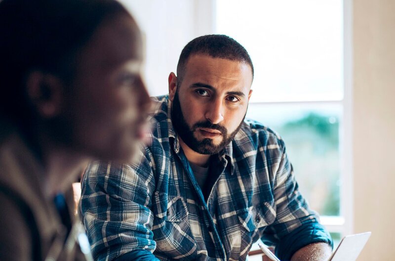 Kommissar Fred (Oussama Kheddam) und seine Kollegin Amina Dequesne (Mariame Gueye, li.) – Foto aus Folge 3 „Tödliche Wahrheit“ – – Bild: ARD Degeto/​ndF international Productions/​Les Gens/​Gardner & Domm/​France TV/​Sofie Gheysens