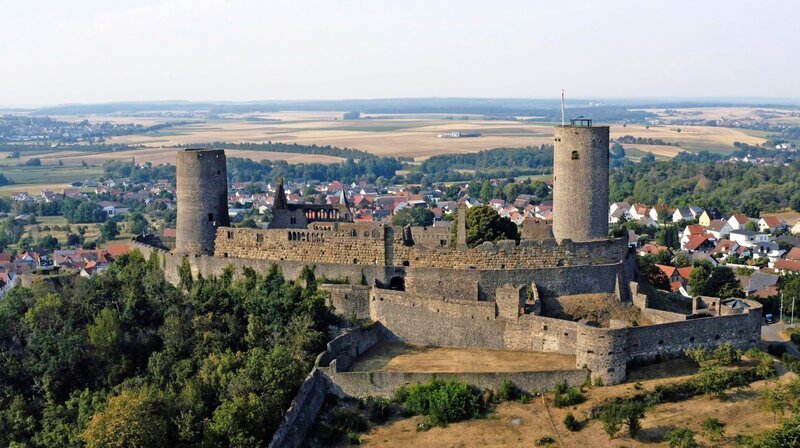 Heute ist die Burg Münzenberg nur noch eine Ruine. Im Mittelalter war sie ein einflussreiches Verwaltungszentrum in der hessischen Wetterau. – Bild: phoenix/​ZDF/​Arsenij Gusev