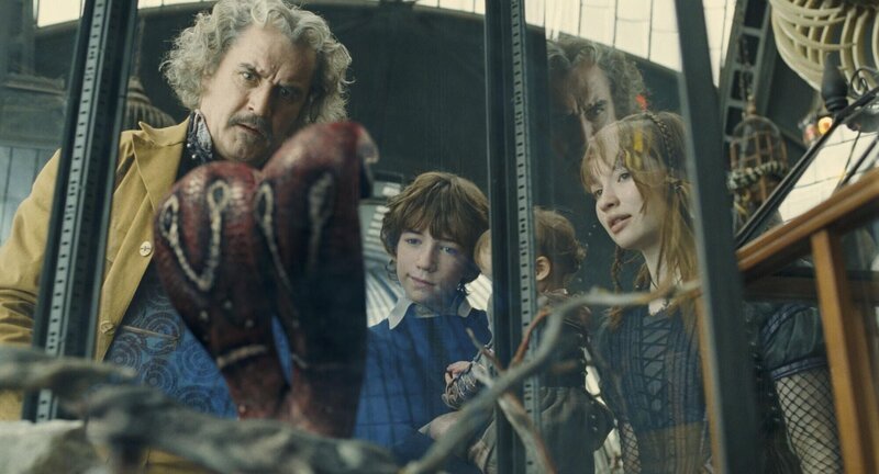 Dank ihrer Klugheit überleben die Kinder Violet (Emily Browning, r.) und Klaus (Liam Aiken, M.) den Anschlag von Onkel Olaf und finden nun bei ihrem abenteuerlustigen Onkel Monty (Billy Connolly, l.) Unterschlupf. Aber der Graf lässt nichts unversucht, das Wohlergehen der drei Waisen ein ums andere Mal zu sabotieren … – Bild: BY DREAMWORKS LLC AND PARAMOUNT PICTURES CORPORATION. ALL RIGHTS RESERVED. Dank ihrer Klugheit überleben die Kinder Violet (Emily Browning, r.) und Klaus (Liam Aiken, M.) den Anschlag von Onkel Olaf und finden nun bei ihrem abenteuerlustigen Onkel Monty (Billy Connolly, l.) Unterschlupf. Aber der Graf lässt nichts unversucht, das Wohlergehen der drei Waisen ein ums andere Mal zu sabotieren … – Bild: BY DREAMWORKS LLC AND PARAMOUNT PICTURES CORPORATION. ALL RIGHTS RESERVED.