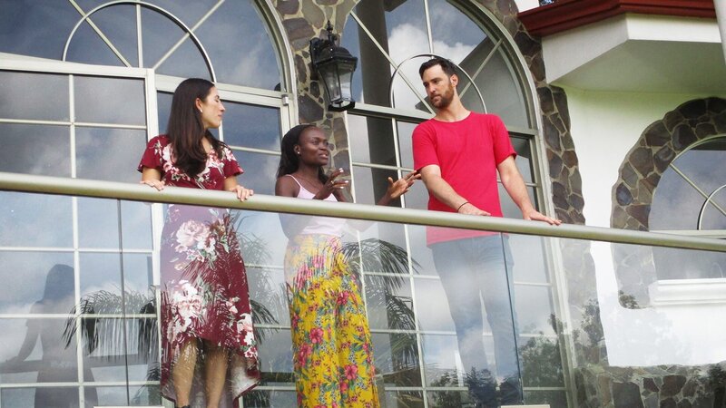 Anna und Zach sind auf der Suche nach einem neuen Zuhause in Costa Rica. – Bild: Warner Bros. Discovery