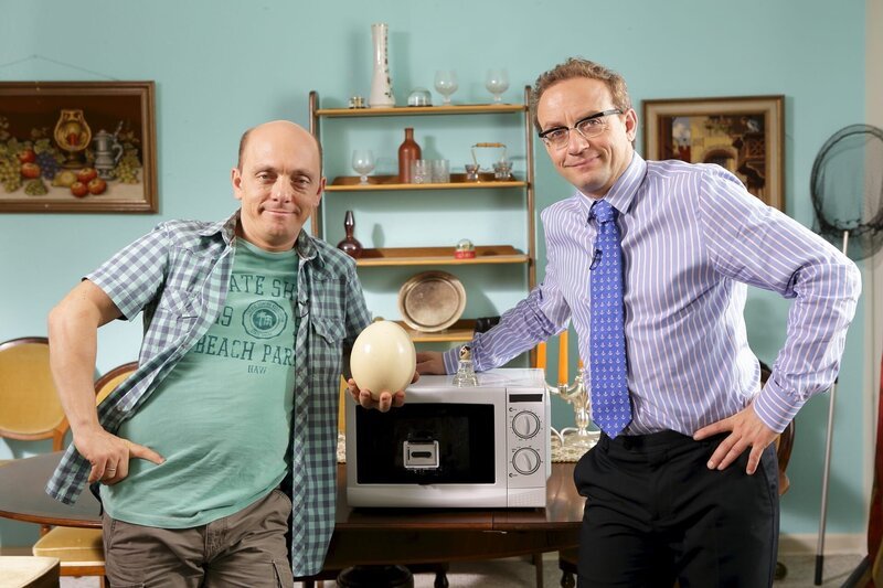 Kann man ein Ei in der Mikrowelle kochen? Bernhard Hoecker (l.) und Wigald Boning wollen es ausprobieren. – Bild: ZDF