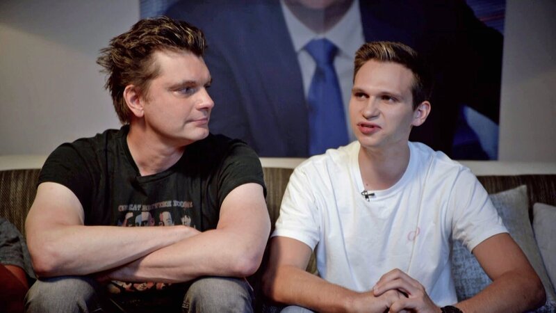 Lutz van der Horst (l.) und Fabian Köster (r.) bilanzieren ihre Drehs fürs „heute-show spezial“. – Bild: ZDF und Claudio Luciani