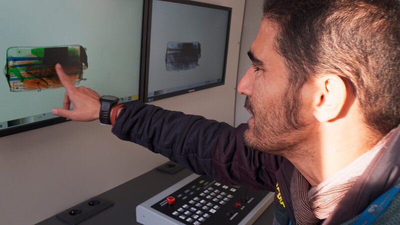 Die Mitarbeiter der spanischen Steuer- und Zollbehörde haben von ihren europäischen Kollegen einen Tipp erhalten: Die Beamten sind am Flughafen Madrid-Barajas einem Staatsbürger aus Moldawien auf der Spur, der möglicherweise illegale Waren ins Land schmuggelt. Am Gepäckband hat es der Verdächtige sehr eilig, dort nehmen die Fahnder die Verfolgung auf. In einem Koffer aus der äthiopischen Hauptstadt Addis Abeba spüren die Grenzschützer zudem 3200 Gramm Heroin auf. Ein Kilo der gefährlichen Droge bringt auf dem Schwarzmarkt bis zu 27 000 Euro ein. – Bild: Discovery Communications. /​ CINE NATURALEZA Y TELEVISION S.L /​ Discovery Communications.