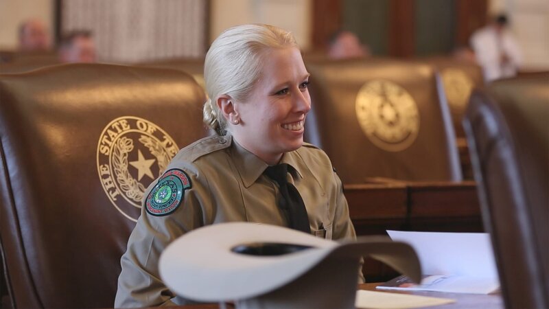 Angel Miller sits at a graduation. – Bild: DMAX