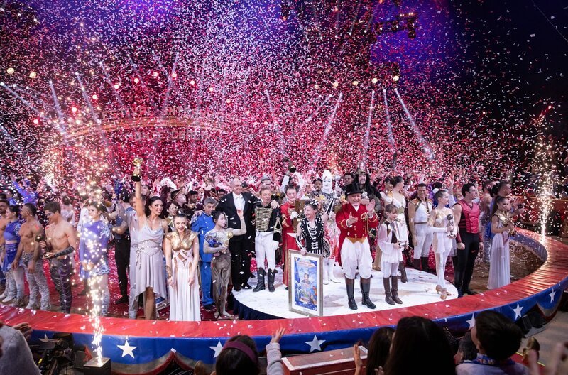 Das große Finale mit allen Teilnehmern beim 46. Internationalen Zirkusfestival in Monte Carlo. – Bild: SWR/Ed Wright Images / SWR Presse/Bildkommunikation Das große Finale mit allen Teilnehmern beim 46. Internationalen Zirkusfestival in Monte Carlo. – Bild: SWR/Ed Wright Images / SWR Presse/Bildkommunikation