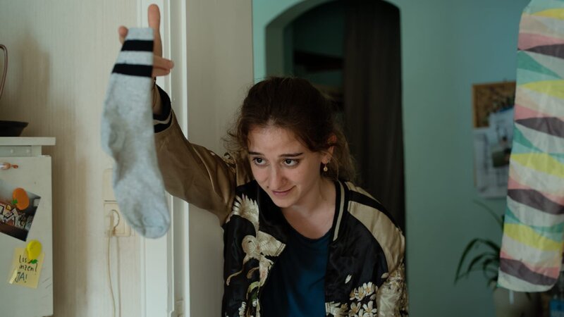 Hasis Socke ist im falschen Zimmer. Im Bild: Katja (Meryem Ebru Öz) – Bild: Sami Kuokkanen / ZDF Hasis Socke ist im falschen Zimmer. Im Bild: Katja (Meryem Ebru Öz) – Bild: Sami Kuokkanen / ZDF