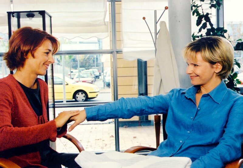 MDR Fernsehen IN ALLER FREUNDSCHAFT FOLGE 166, „Allein gegen alle“. Katrin (Andrea Kathrin Loewig) kann es vor Pia (Hendrikje Fitz, links) nicht mehr verbergen: Ihr Herz schlägt nur noch für Florian! – Bild: MDR/​Krajewski