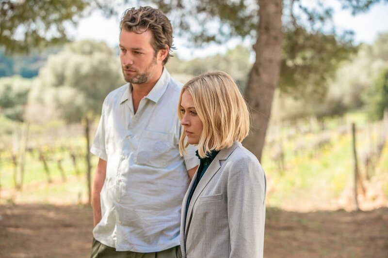 Max (Julian Looman) und Miranda (Elen Rhys) suchen auf dem Weingut nach Spuren. – Bild: Honorarfrei – nur für diese Sendung inkl. SocialMedia bei Nennung ZDF und Giacomo Neri.