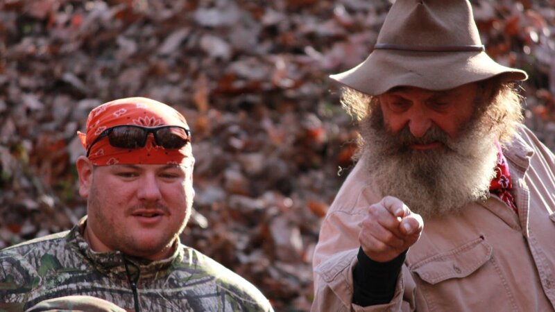 Buck and Trapper discussing the trap with the team. – Bild: Brett Chatelain /​ Destination America