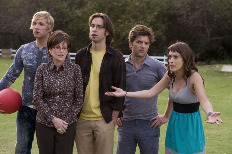 (v.l.n.r.) Kyle Bradway (Ryan Hansen); Lydia Dunfree (Megan Mullally); Roman DeBeers (Martin Starr); Henry Pollard (Adam Scott); Casey Klein (Lizzy Caplan) – Bild: Starz Entertainment LLC /​ Colleen Hayes