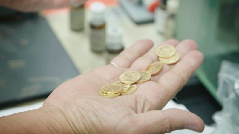 Goldmünzen. – Bild: Warner Bros. Discovery