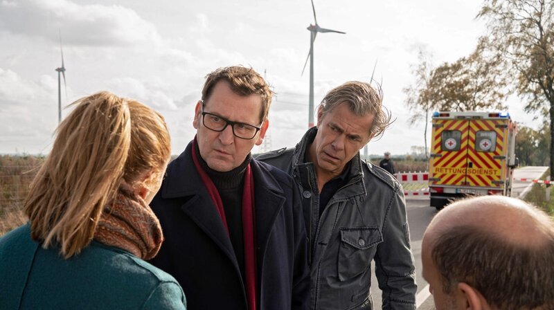 Lars (Ingo Naujoks), Finn (Sven Martinek), Nina (Julia E. Lenska) und Strahl (Christoph Tomanek) müssen herausfinden, was dem toten jungen Mann passiert ist. – Bild: ARD/​Georges Pauly