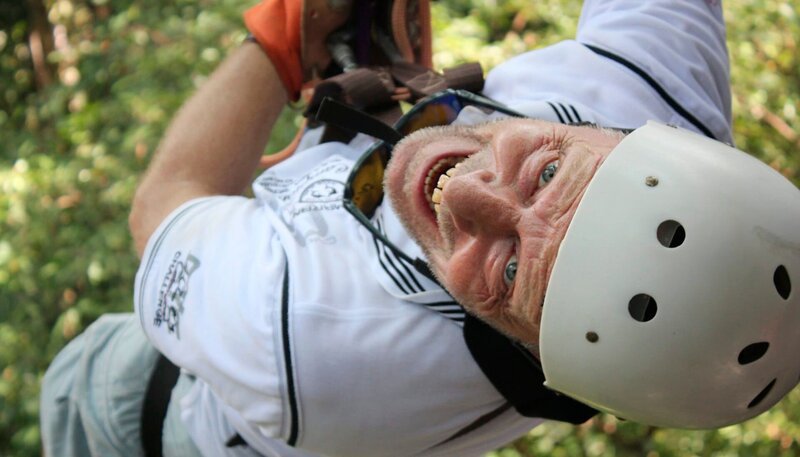 Ziplining in Costa Rica. Kapitän Morten Hansen hängt am Seil und hat Spass. – Bild: HR/​BR/​Bewegte Zeiten GmbH/​Gerrit Mannes