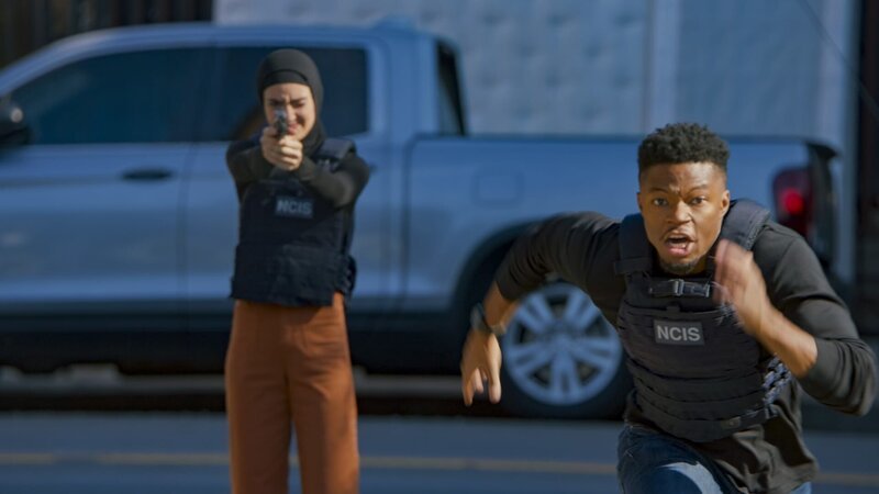 Special Agent Fatima Namazi (Medalion Rahimi, l.); Special Agent Devin Roundtree (Caleb Castille, r.) – Bild: CBS Broadcasting, Inc.
