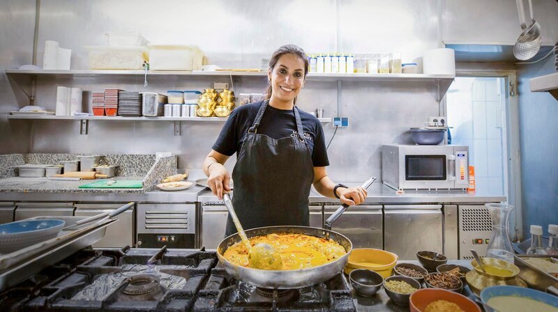 Köchin Prateek Reen in ihrer Küche. – Bild: HR/​BR/​Paul-Georg Busse