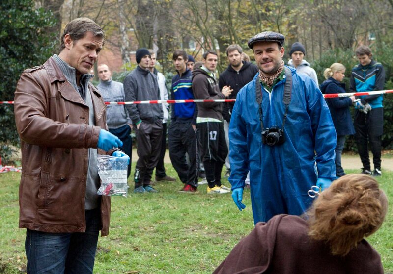 Ilona Stamm (Gabrielle Scharnitzky, r.) wurde groteskerweise durch den Stich einer Nagelschere ins Ohr umgebracht. Kiesewetter (Sven Martinek, l.) und der Pathologe Dr. Strahl (Christoph Tomanek, M.) sichern die Spuren am Tatort. – Bild: MDR/​Georges Pauly