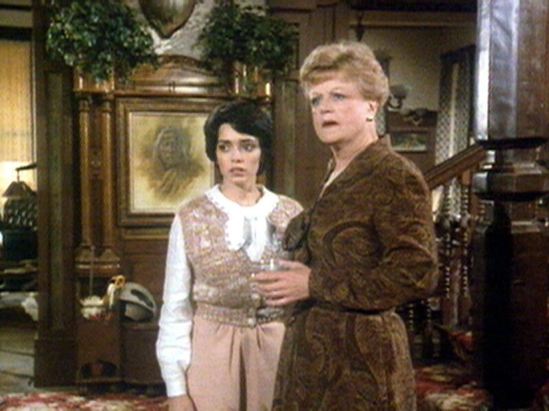Jessica (Angela Lansbury) steht Mary (Kathleen Beller) bei, die ihren Vater verloren hat. – Bild: Super RTL
