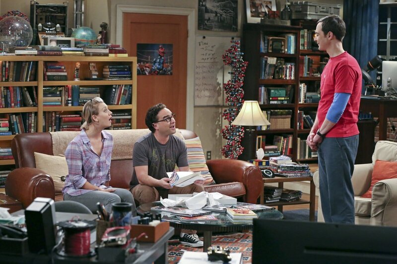 L-R: Penny (Kaley Cuoco-Sweeting), Leonard Hofstadter (Johnny Galecki), Sheldon Cooper (Jim Parsons). – Bild: 2015 Warner Brothers Lizenzbild frei