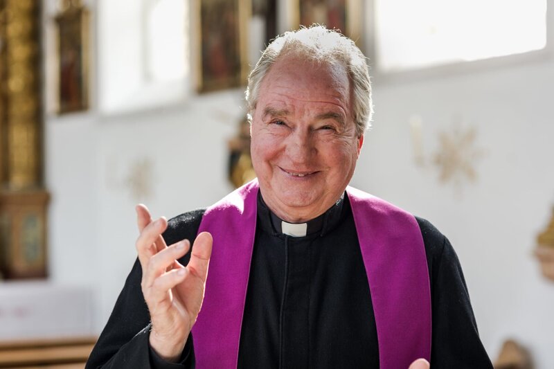 The Priest (Friedrich von Thun). – Bild: Heimatkanal (DE) /​ Sabine Finger Make-up Artist & Photographer