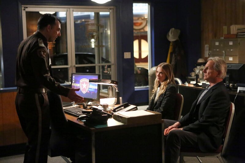L-R: Sheriff Greg Pearson (Robert Mammana); Bishop (Emily Wickersham); Gibbs (Mark Harmon) – Bild: MMXVI by CBS Studios Inc.All rights reserved.