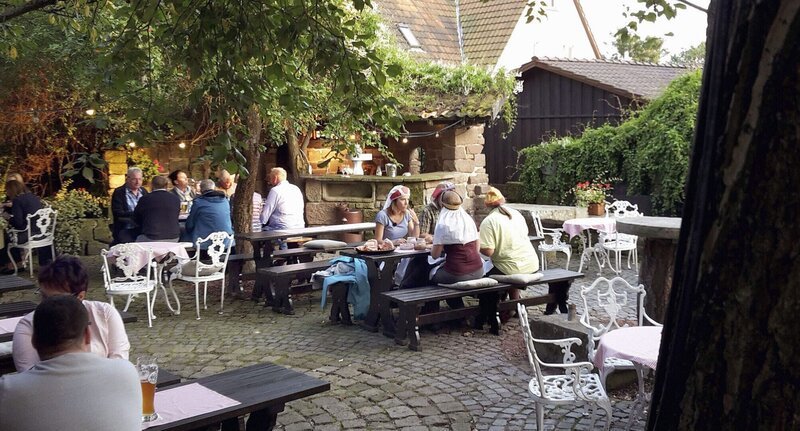 Ein mittelalterliches Gelage in Emstal zählt zu den kulinarischen Besonderheiten einer Wanderstrecke am Habichtswaldsteig. – Bild: BR/​HR/​Karin Kedem