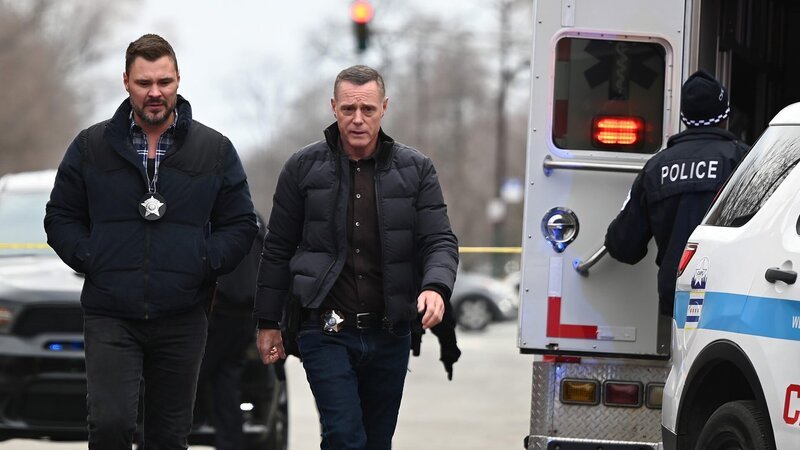 Adam Ruzek (Patrick John Flueger, l.) und Hank Voight (Jason Beghe, r.) – Bild: AXN Black