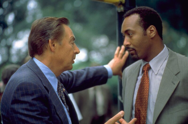 Law & Order Season10, regie USA 1999⁠–⁠2000, Darsteller Jerry Orbach, Jesse L. Martin. – Bild: Die Honorarfreie Verwendung des Bildes ist nur bei redaktioneller Berichterstattung im Zusammenhang mit dieser Sendung und dem genannten Sender gestattet.