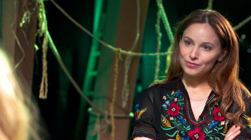 Leni Gerlach (Mina Tander) verteidigt ihre neue Liebe gegen Lotte alias Luise. – Bild: SWR/Uschi Reich Filmproduktion GmbH/Ralf Leistl Leni Gerlach (Mina Tander) verteidigt ihre neue Liebe gegen Lotte alias Luise. – Bild: SWR/Uschi Reich Filmproduktion GmbH/Ralf Leistl